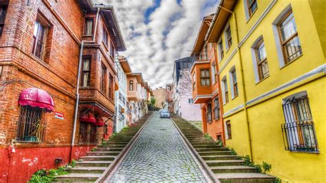  Discovering Istanbul: A Journey Through Time and Culture - A Literary Odyssey Unfolding Across Centuries